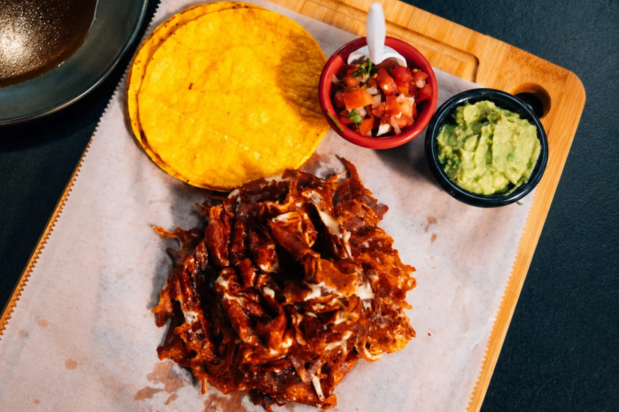 Chicharrón de Queso con Guacamole